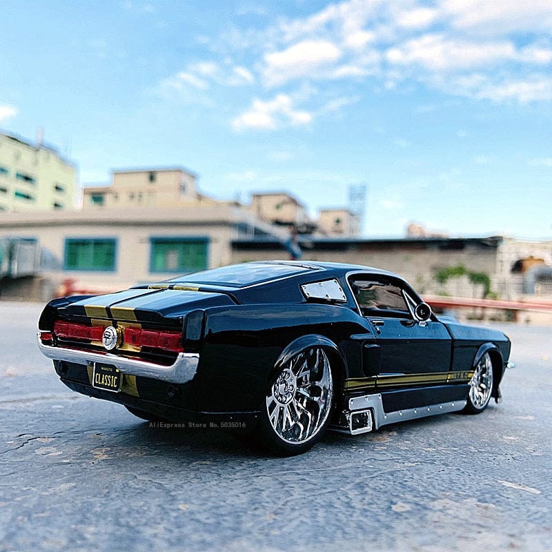 Maisto 1:24 New hot sale  1967 Ford Mustang GT simulation alloy car model crafts decoration collection toy tools gift